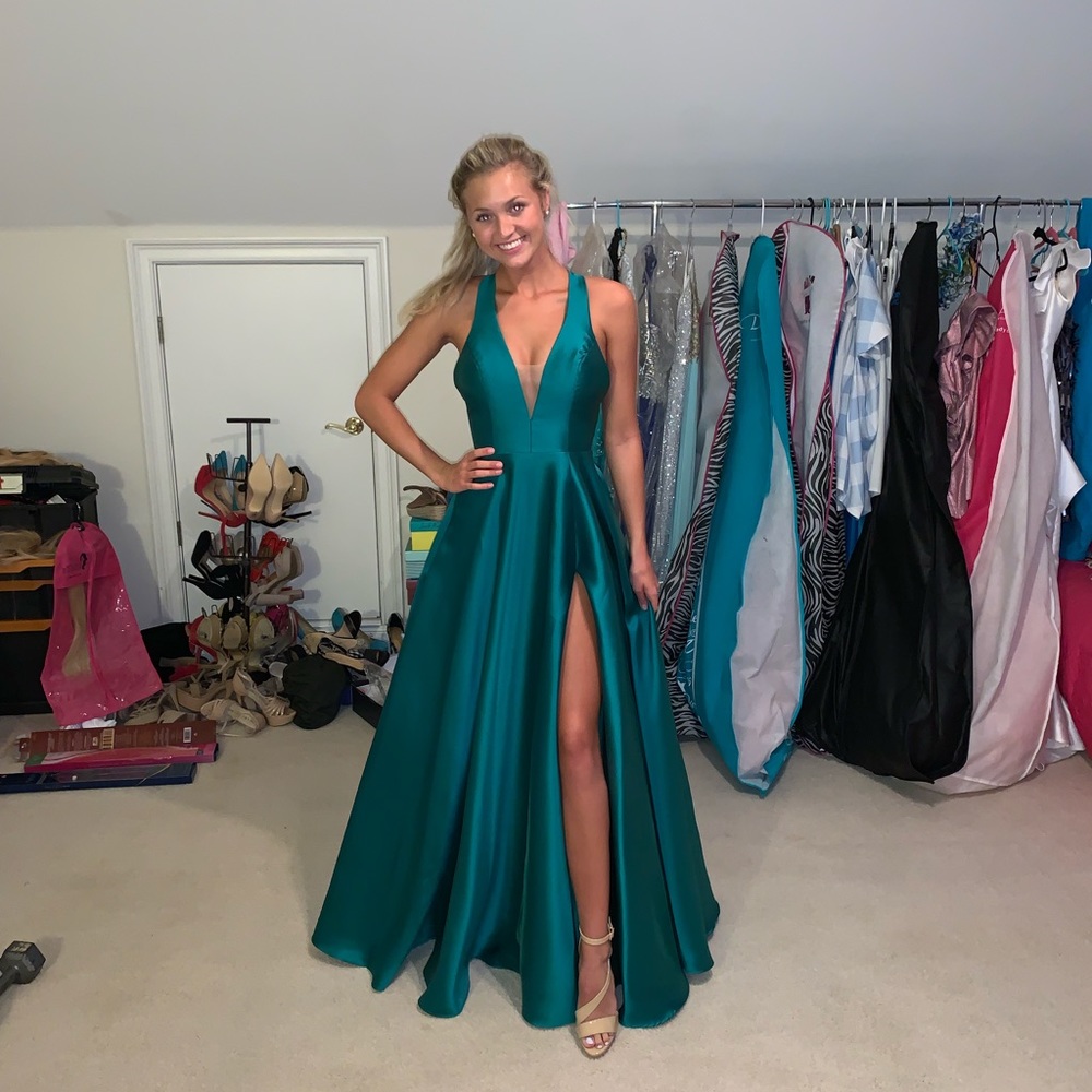 Beautiful green dress!